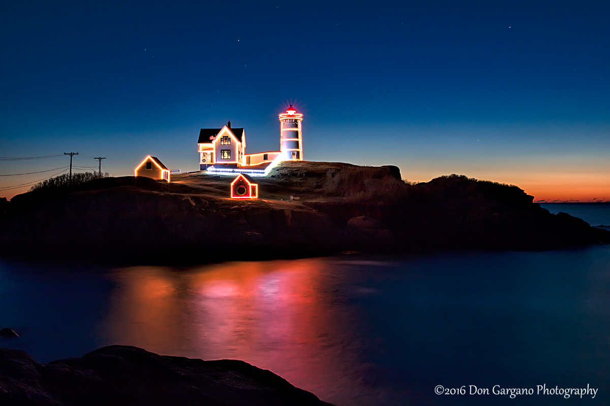 Christmas Dawn Nubble Lighthouse 2016-12-25-01cr .jpg