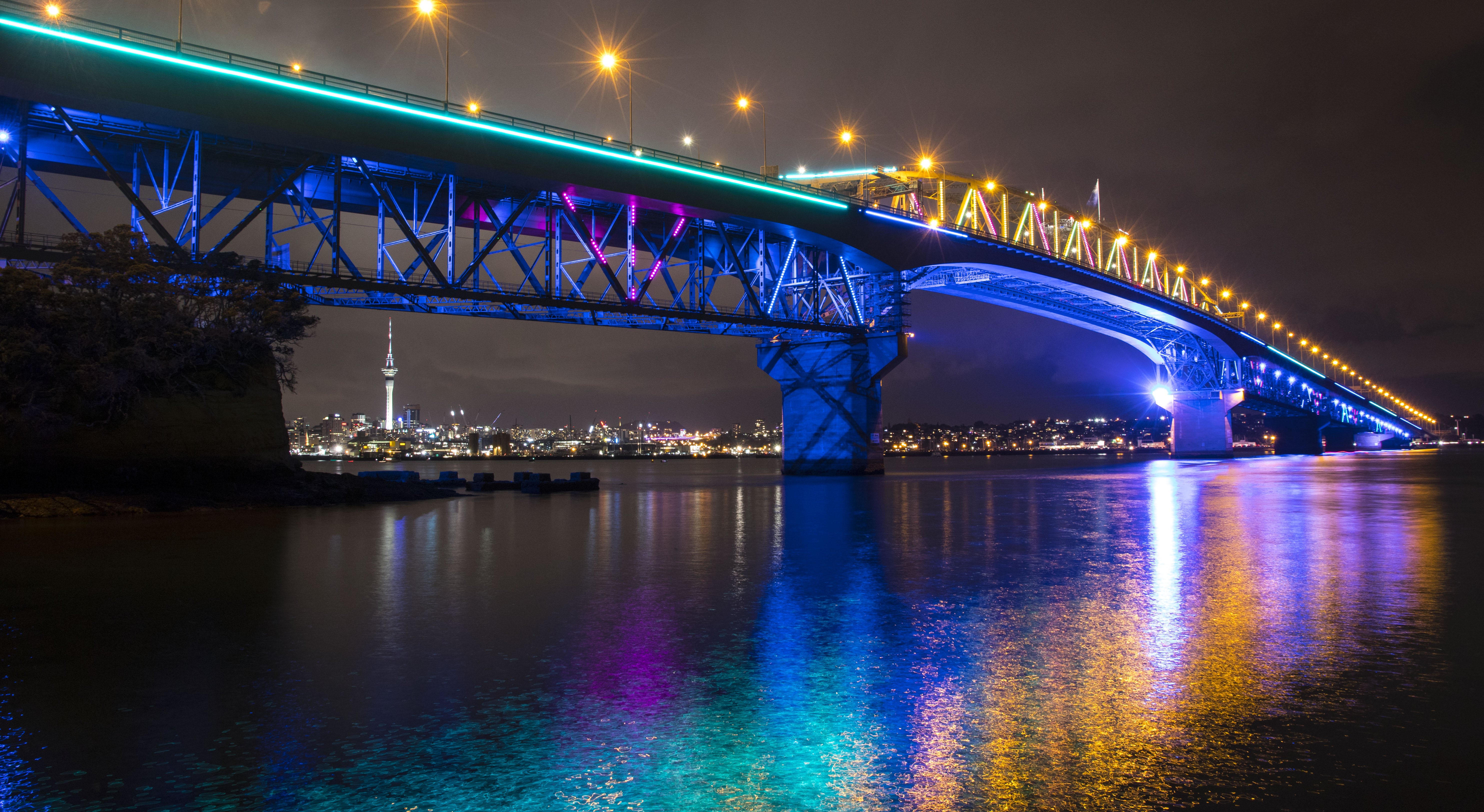 Auckland Harbour Bridge lit 002 LR.jpg