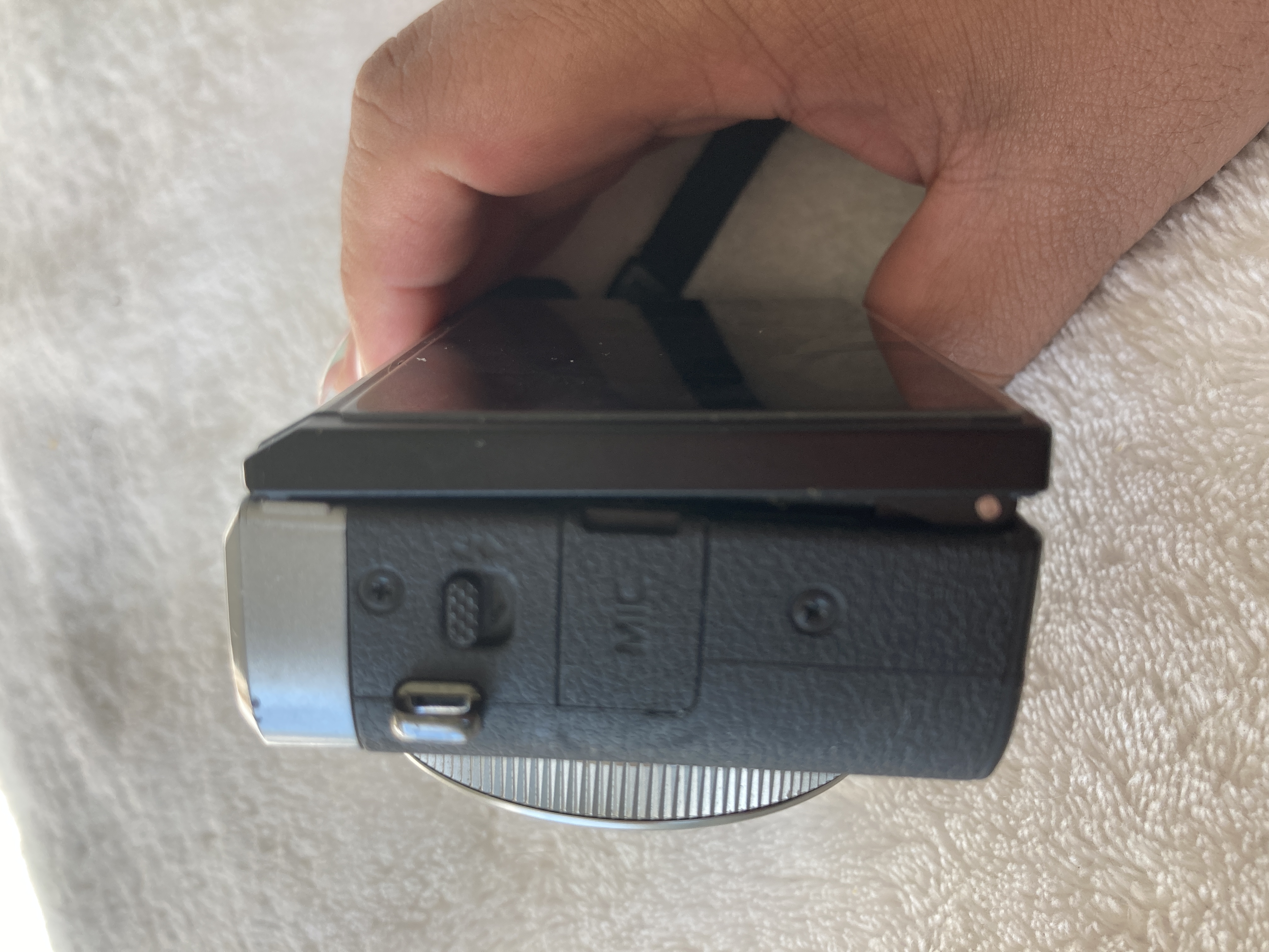 g7x mark iii flip screen wont fully close at the b - Canon