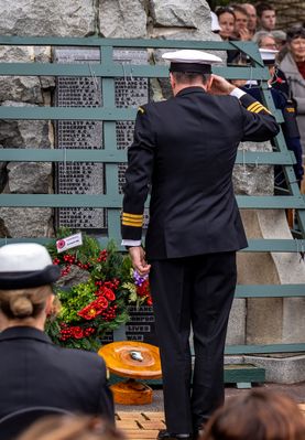 The Laying of wreaths begins: 109mm, f/6.3, 1/200sec, ISO-400