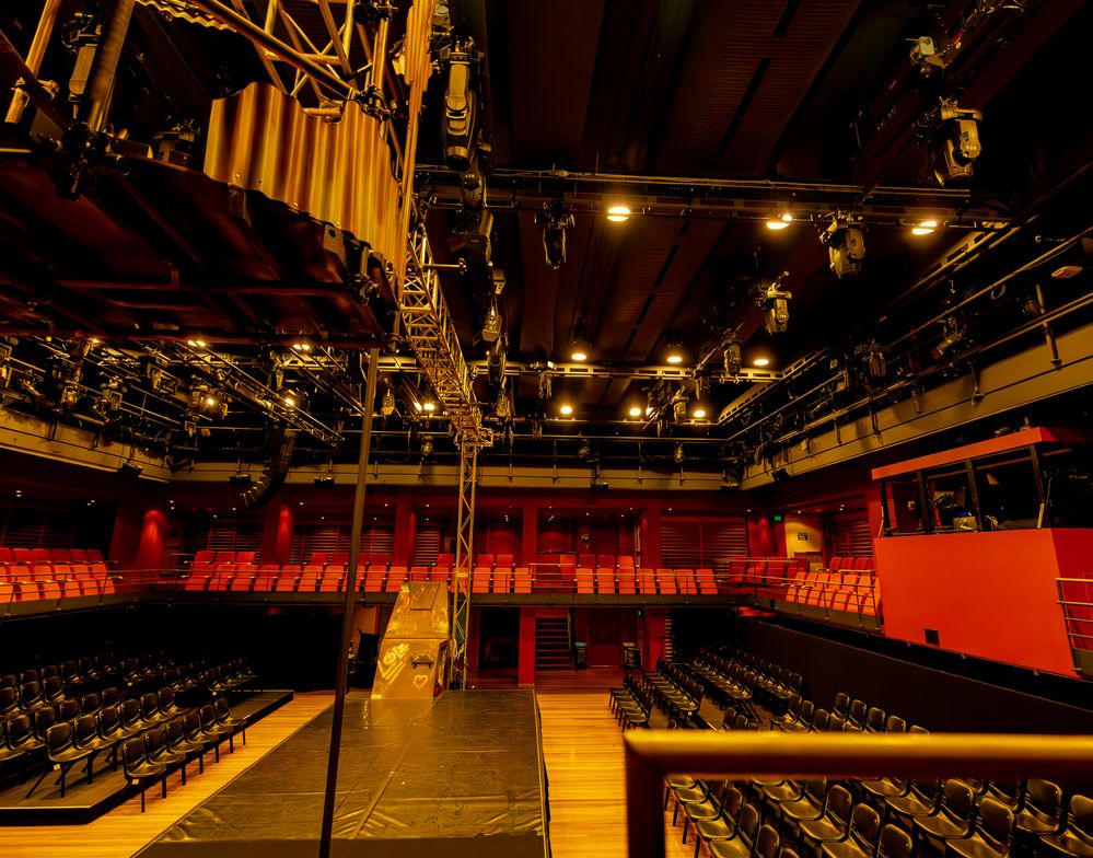 The Studio, Sydney Opera House  R6MkII  RF15-35@15mm  ISO-1280  F2.8  SS-1/1250  (Handheld)