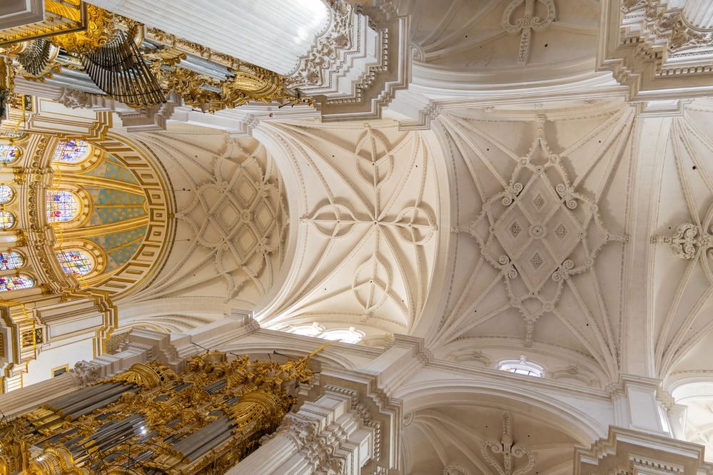 Granada Cathedral   R6 Mrk2   RF24-105@24mm   f4   ISO-125   SS1/6s   Handhelds