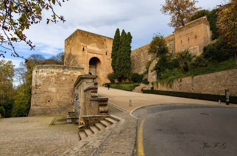 Iconic Alhambra Entrance   R6 Mrk2   RF24-105@24mm   f6.3   SS 1/8000s   Handheld