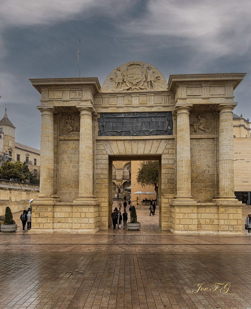 Puerta del Puente   R6 MRK2    RF24-105@24mm    ISO100   f6.3   SS1/125s