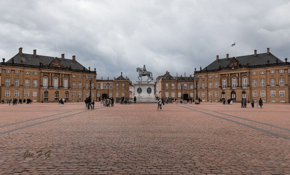 Amalienborg, Copenhagen  R6 Mark II  RF24-105mm  Handheld