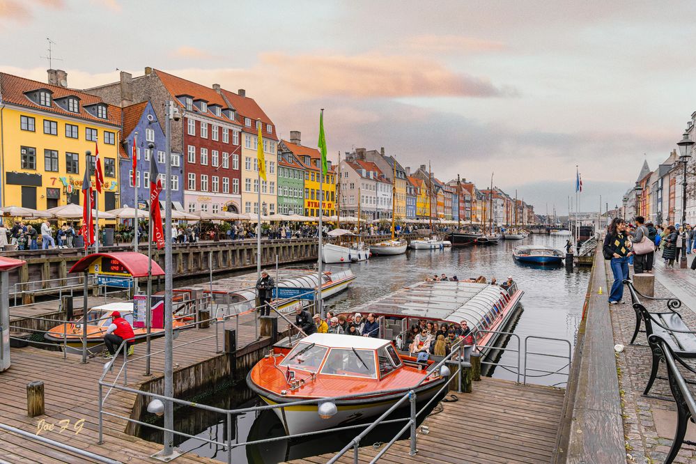 Nyhavn Canal, Copenhagen  R6 Mark II  RF24-105 Mark II Handheld